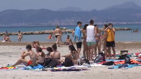 Estudiantes en una playa de Baleares