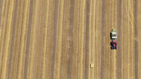 Un tractor trabaja una tierra de cereales en el sur de Alemania.