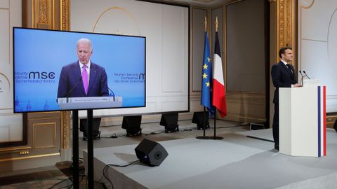 Macron atiende a la intervencin de Biden en la Conferencia de Mnich