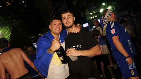 Cientos de aficionados celebran el ascenso del Real Oviedo en la plaza Amrica