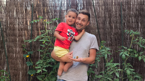 Pablo Aldecoa, junto con su hijo Mael, que perdi� manos y pies a causa de una meningitis