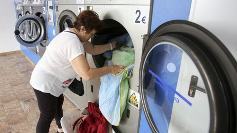 En la imagen, una clienta de Lacolada de San Amaro, la primera lavandera de autoservicio que abri sus puertas en Ferrol hace ya cuatro aos
