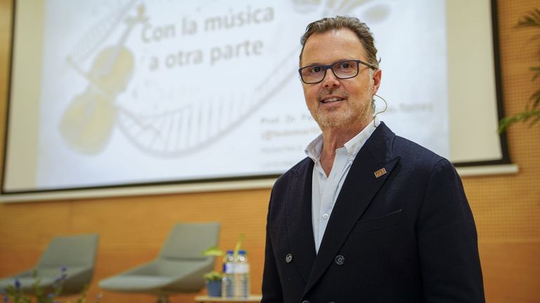 El pediatra gallego Federico Martinón es reconocido con el XXV Premio Nóvoa Santos