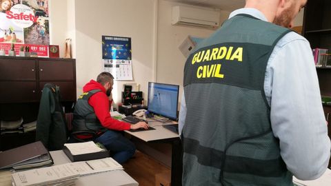 Agentes de uno de los equipos de investigacin de estafas telemticas de la Guardia Civil