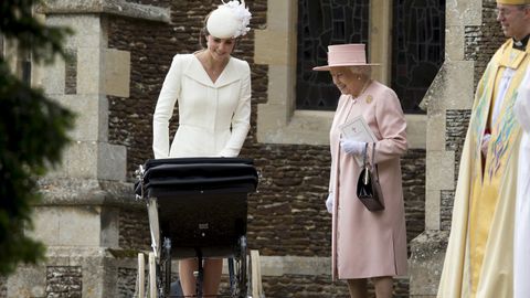 Isabel II junto a Catalina, duquesa de Cambridge, tras el bautismo de la princesa Carlota.