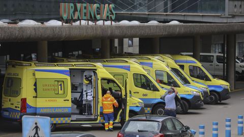 El operario fue trasladado en ambulancia al Hospital Clínico de Santiago.