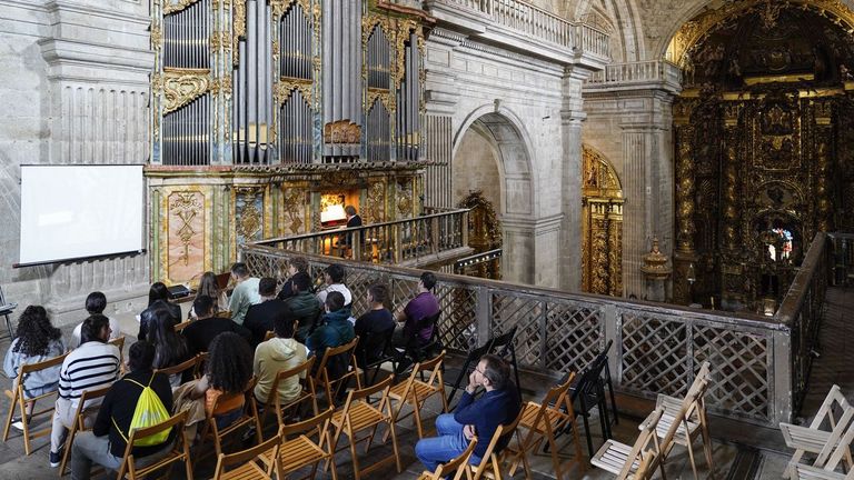La profesora Marisol Mendive dirige los conciertos didácticos con el órgano de la iglesia de Celanova.