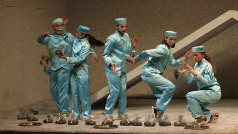 Sete actores protagonizan a peza na o texto dialoga co teatro do movemento.