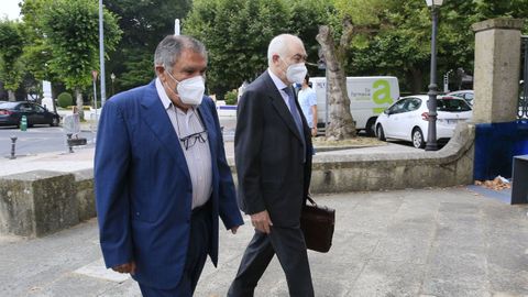 Issam Alnagm, exalcalde de Muras (izquierda), llegando a la Audiencia Provincial de Lugo para ser juzgado por un delito de prevaricación en julio del 2021.