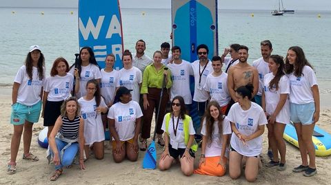 Los voluntarios de Centinelas do Mar ayer en Caneliñas, en Portonovo