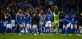 Los jugadores del Oviedo saludan a la aficin tras el derbi