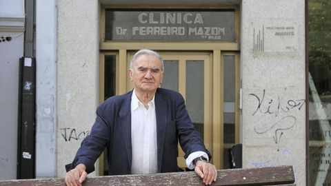 Pedro Ferreiro delante de su antigua consulta en la ra San Froiln.