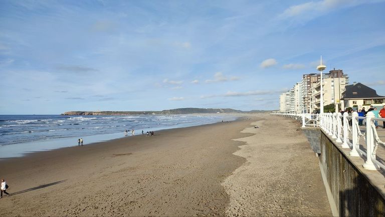 Continúa la búsqueda de un joven de 19 años desaparecido en la playa de Salinas