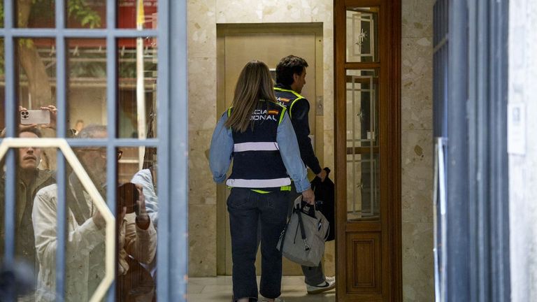 La UDEF registra la oficina de Zapatero y la de sus hijas en el marco del caso Plus Ultra