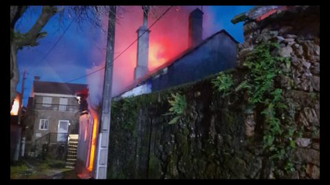 Las llamas destruyeron la casa de una pareja en Amiudal, Avin.
