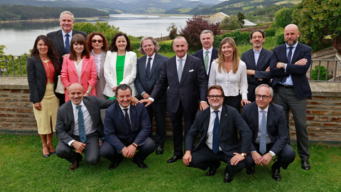 De izquierda a derecha, en la fila de arriba: la�Directora de Desarrollo Comercial�Territorial de Banco Sabadell, Eva Garrido; el�Director Regional Asturias�del Banco Sabadell, Alfredo Zornoza; la�Directora Segmento Empresas del Banco Sabadell, Noelia Men�ndez; la Directora de Organizaci�n y Personas Territorial Noroeste del Banco Sabadell, Sonia Garc�a; la Subdirectora General de Banco Sabadell, Carmen Villabrille; el Subdierctor General y Director Comercial Territorial del Banco Sabadell, Alfredo Fern�ndez; el director general adjunto del Banco Sabadell, Pablo Junceda; el Director Territorial de Empresas del Banco Sabadell, Jorge Cienfuegos; la Directora Comunicaci�n de Red Territorial Noroeste del Banco Sabadell, Vanesa Fern�ndez; el Director Oficina Grandes Empresas Gij�n Avil�s del Banco Sabadell, Diego Angulo, y el Director de Equipo Empresas Galicia Norte del Banco Sabadell, Miguel �ngel Alonso.�<br />De izquierda a derecha, en la fila de abajo: los Directores regionales de Galicia norte del Banco Sabadell, Jos� Cend�n y David Martis, el Director Institucional Territorial Noroeste del Banco Sabadell, Adolfo Garc�a, y el Director de Sostenibilidad del Banco Sabadell, Ignacio Taboada, durante los Encuentros en el Eo 2026
