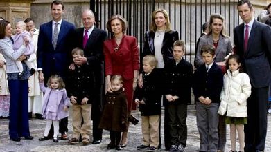 Año 2008: Los Reyes y todos sus nietos, los Príncipes de Asturias, los Duques de Palma y la infanta Elena han asistido a la misa del Domingo de Resurrección en la Catedral de Mallorca. Sería la última vez