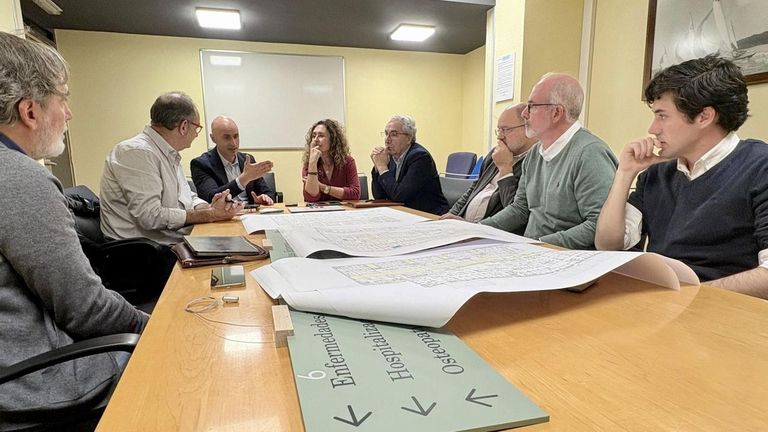 Dirección del área sanitaria y UTE del Novo Montecelo avanzan en la señalización de los espacios hospitalarios