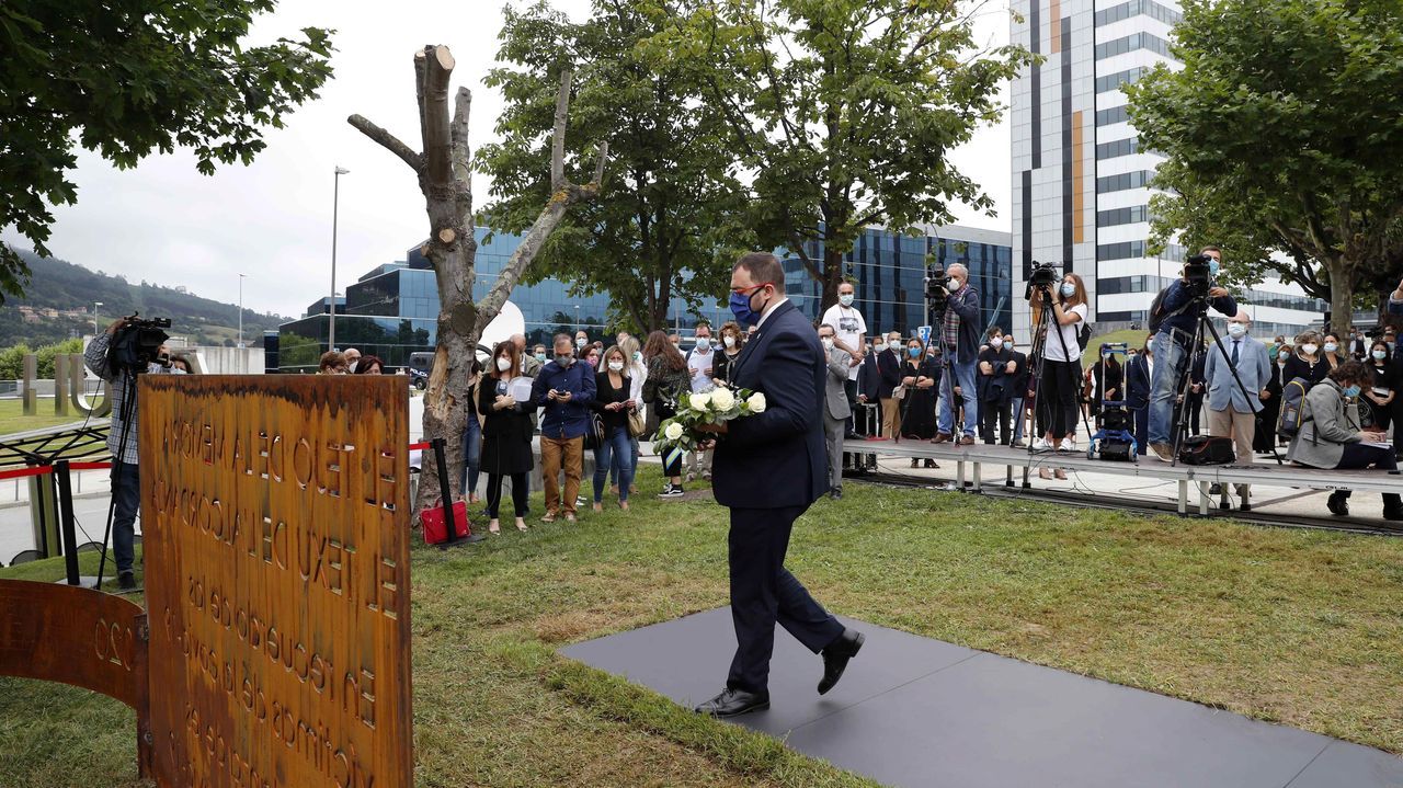 El presidente del Principado de Asturias, Adrián Barbón, durante el acto en homenaje a las víctimas del coronavirus celebrado hoy viernes en las inmediaciones del Hospital Universitario Central de Asturias (HUCA).