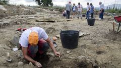 Unha visita guiada (en imaxe de arquivo) s excavacins arqueolxicas do castro de Cereixa, onde se desenvolvern algunhas das actividades previstas