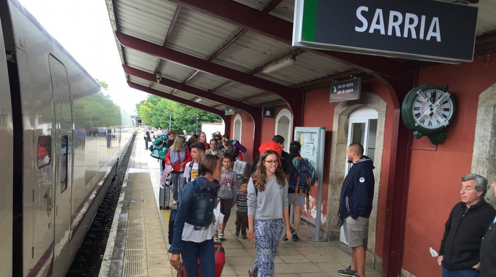 Un empleado del ADIF despacha billetes en la estaci�n de Viveiro horas antes de que se suspenda la venta presencial 