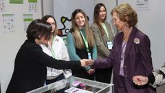 La Reina Sofía visita la zona de stands y exposiciones del Congreso CEAFA