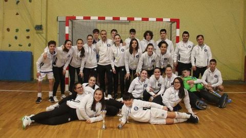 Equipos del Ourensticks en el Campeonato Gallego Juvenil de hockey sala.
