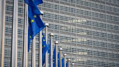 Banderas de la UE, frente a la sede de la Comisión Europea en Bruselas, Bélgica.