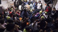 Migrantes rescatados del Mediterrneo se hacinan en un barco de una oeneg alemana.