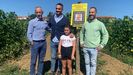 De izquierda a derecha, el concejal Jesús Abad, Manuel Álvarez con su hija Lenna y el alcalde de Siero, Ángel García, en la plantación de la que sale la mejor faba de Asturias