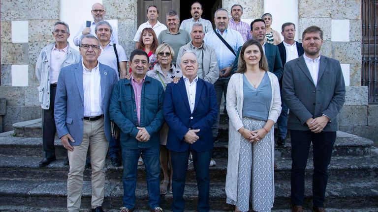 Varios de los alcaldes que forman la Asociación Española de Pueblos de Montañas
