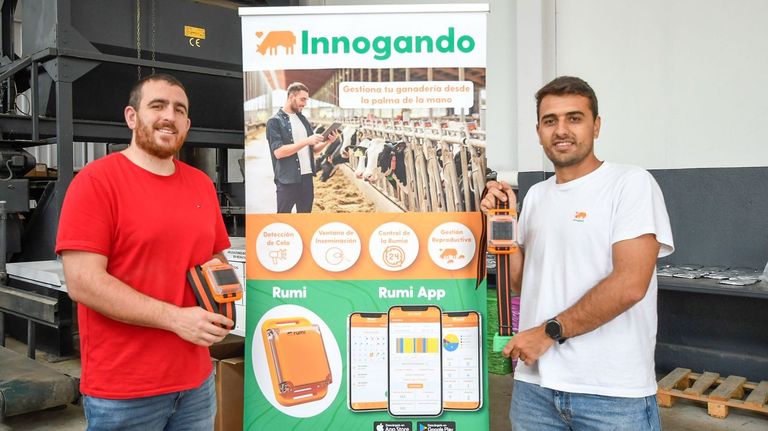 Elio López y Daniel Pardo, de izquierda a derecha, responsables de Innogando, en las instalaciones de O Arneiro (Abadín)