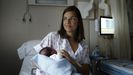 Ana Fernández con Paula, nacida el miércoles por la tarde en el mismo hospital en el que hizo la OPE