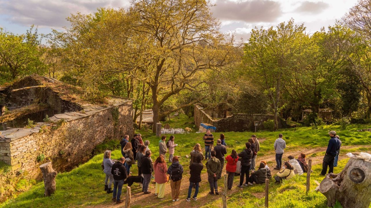 Alumnos y profesores�escuchan el relato de Bernardo Penabade, que se crio en una de las viviendas de O Cadaval, la mayor�a a�n en ruinas
