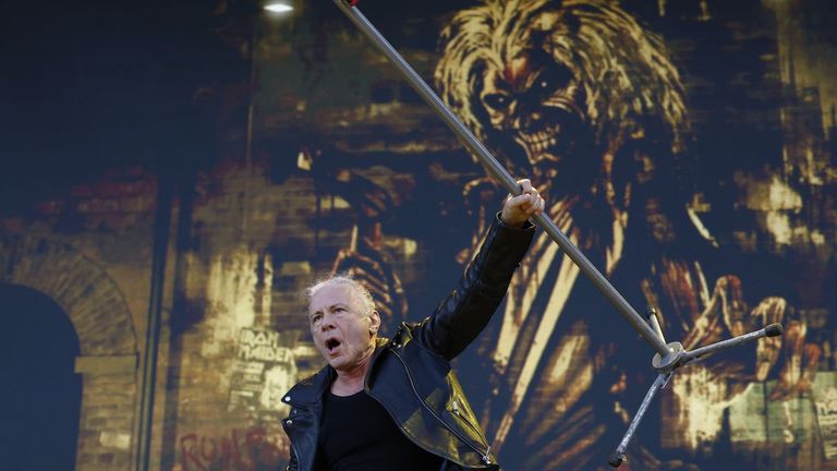 La erupción al galope de Iron Maiden cabalga hacia la eternidad