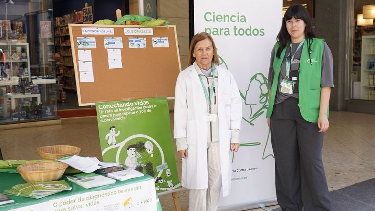 Voluntarios en la cuestación de la AECC en Pontevedra: «Lo que vemos es que mucha gente ya no lleva dinero en efectivo»