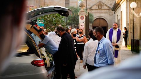 Roberto Verino, a las puertas de la iglesia de Verín, en el entierro de su hija