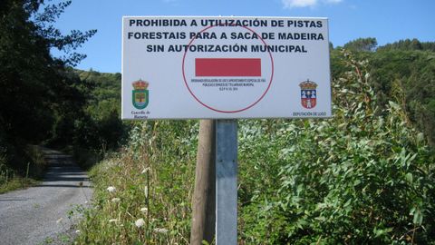 Cartel que informa de la regulacin del uso de pistas en Riotorto para sacar madera. 
