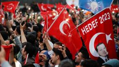 Seguidores de Erdogan celebran la victoria electoral en Estambul.