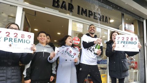 Celebración en Vigo, tras caer parte del segundo premio en el bar Imperial