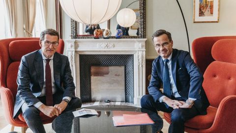 El presidente del PP, Alberto Núñez Feijoo, y el primer ministro sueco, Ulf Kristersson, este martes, en Estocolmo