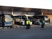 Un pasajero afectado por el desv�o, dirigi�ndose a los autobuses