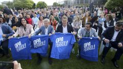 Feijoo, entre Rueda y Rey Varela, mostrando camisetas con el lema de la campaa ferrolana, en el acto celebrado en el Pazo do Monte ante seiscientas personas.