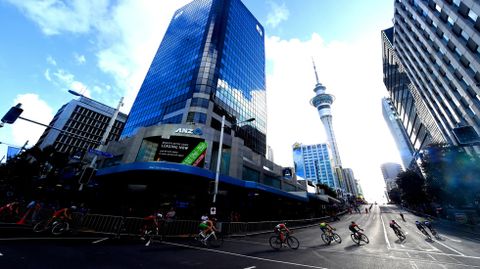 La prueba de Triatln pasando por el centro de Auckland