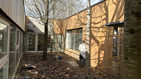 Entre las mejoras iniciadas en el centro de salud de Oroso est el tratamiento de las maderas de los patios interiores