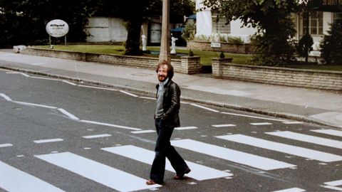 Suso Vaamonde, en 1980, camiando polo paso de pens que aparece na portada de Abbey Road dos Beatles