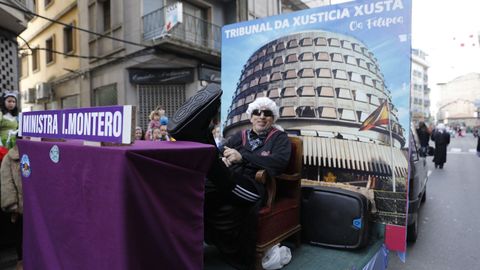 Domingo de entroido en Verín. Desfile con mucha participación y público. La actualidad política estuvo presente.