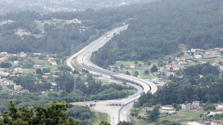 Un desprendimiento de tierras provoca el corte de un tramo de la autopista Vigo-Baiona