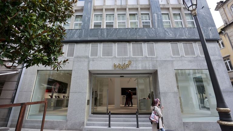 La tienda se ubica en el  número 4 de la Rúa da Raíña