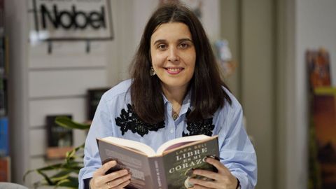 La escritora Lara Beli, poco antes de la presentacin de su novela en la librera Nobel de Ourense.